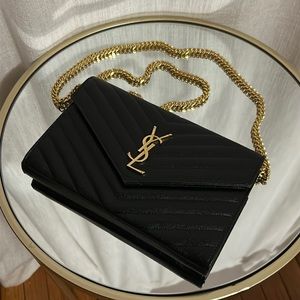 Saint Laurent monogramme large grain de poudre wallet on chain (Large)